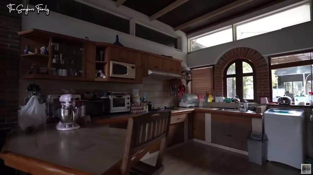 isi dalam rumah Mark Sungkar © YouTube