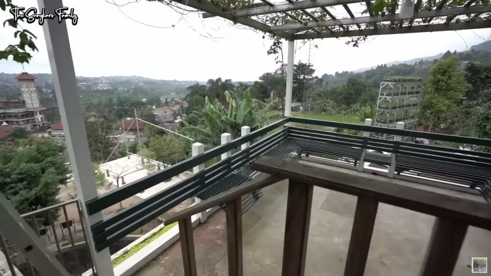 isi dalam rumah Mark Sungkar © YouTube