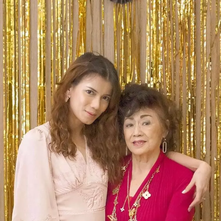 kedekatan sabrina dan calon mertua © Instagram kedekatan sabrina dan calon mertua © Instagram