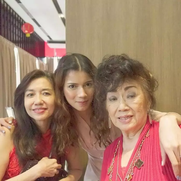 kedekatan sabrina dan calon mertua © Instagram kedekatan sabrina dan calon mertua © Instagram