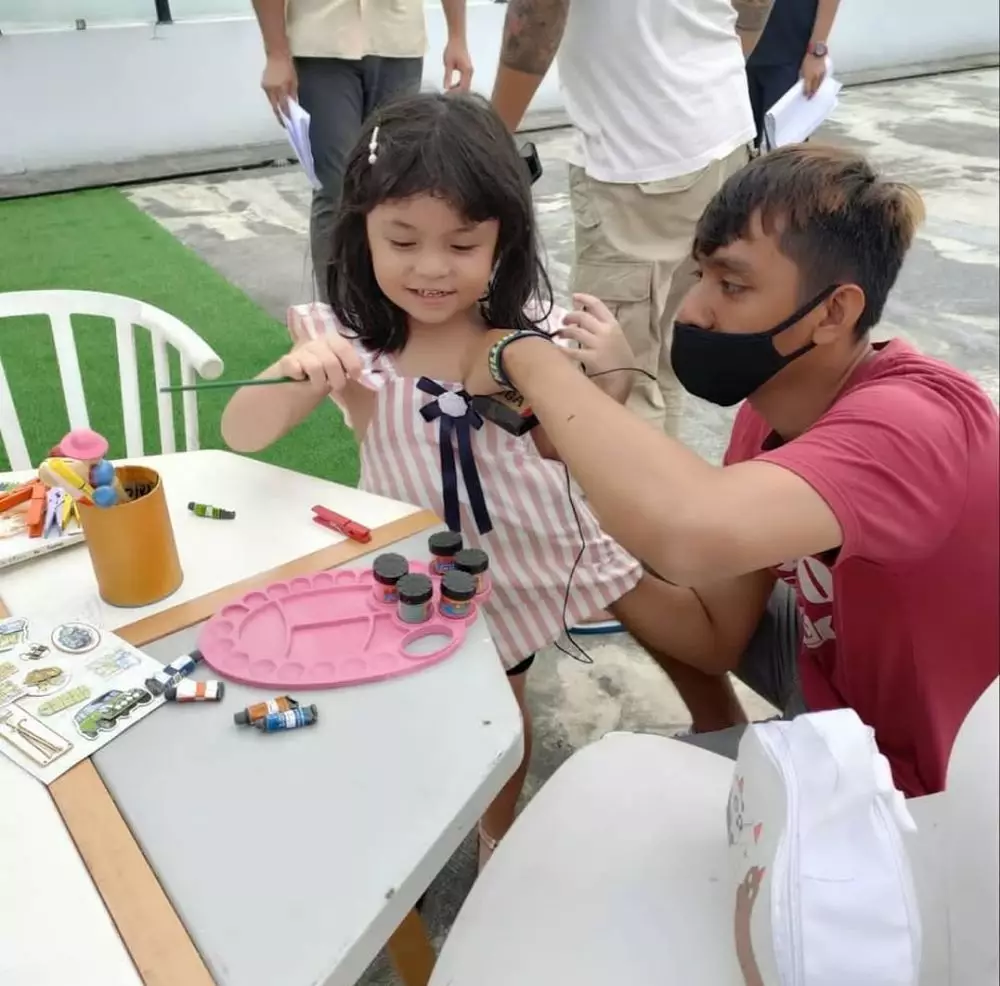 Fara Simatupang 'Reyna' di lokasi syuting Ikatan Cinta © 2020 brilio.net Instagram Fara Simatupang 'Reyna' di lokasi syuting Ikatan Cinta © 2020 brilio.net Instagram