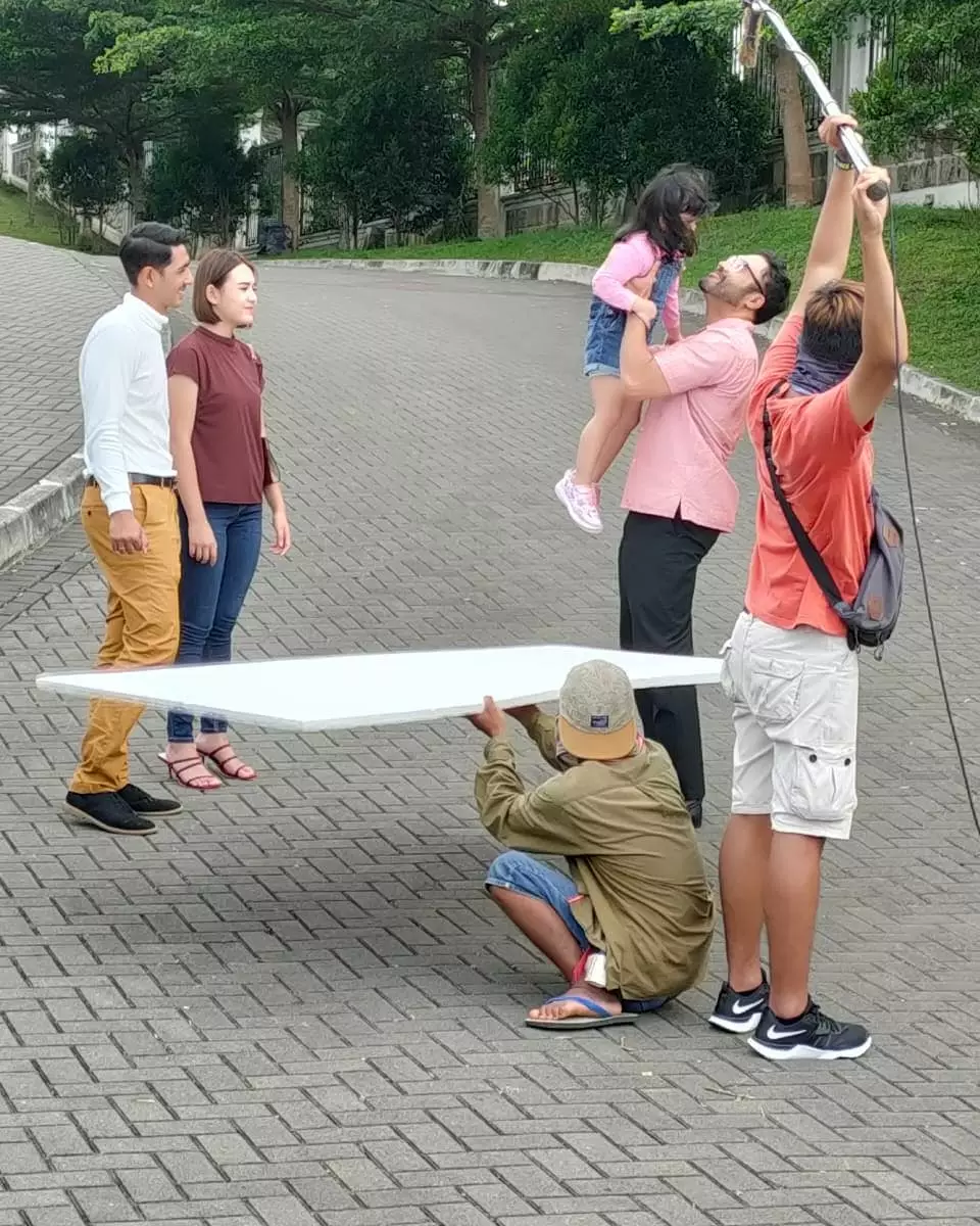 Fara Simatupang 'Reyna' di lokasi syuting Ikatan Cinta © 2020 brilio.net Instagram Fara Simatupang 'Reyna' di lokasi syuting Ikatan Cinta © 2020 brilio.net Instagram