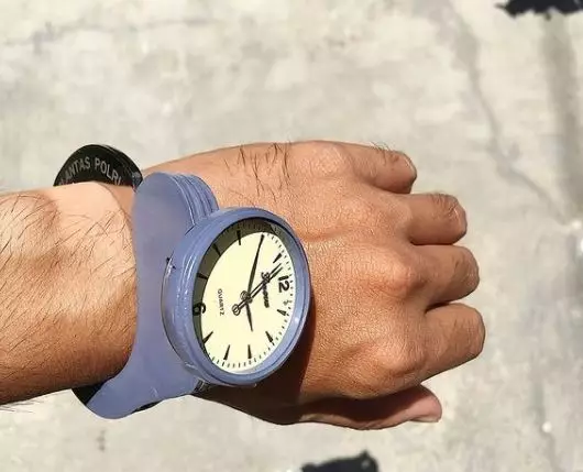 desain jam nyeleneh Berbagai sumber