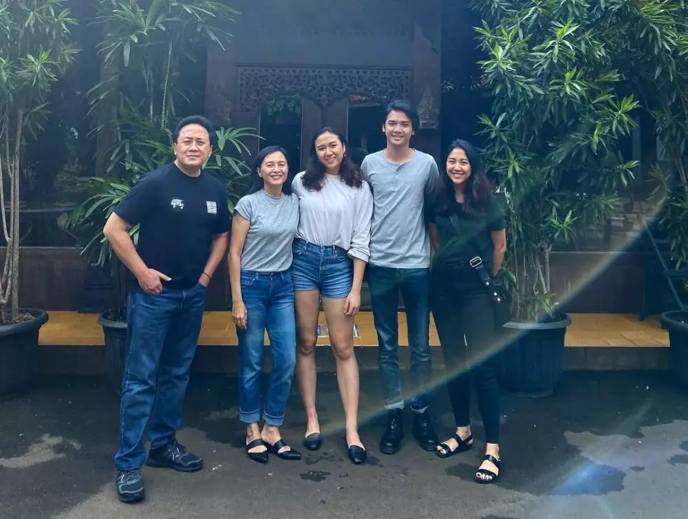 Baskara Mahendra dan mertua © Instagram