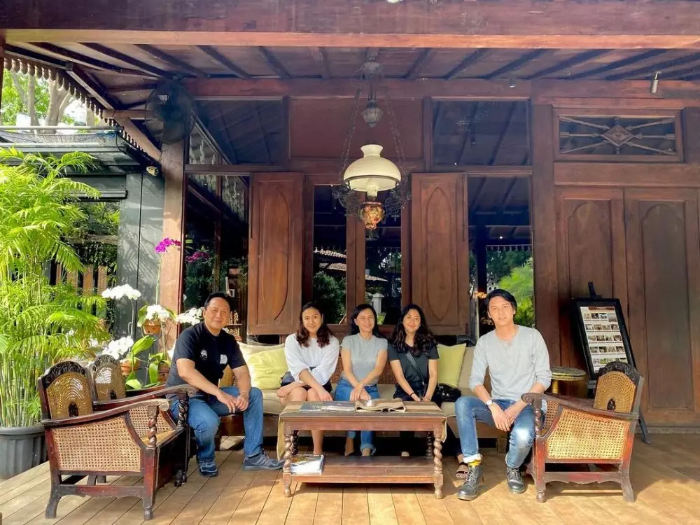 Baskara Mahendra dan mertua © Instagram