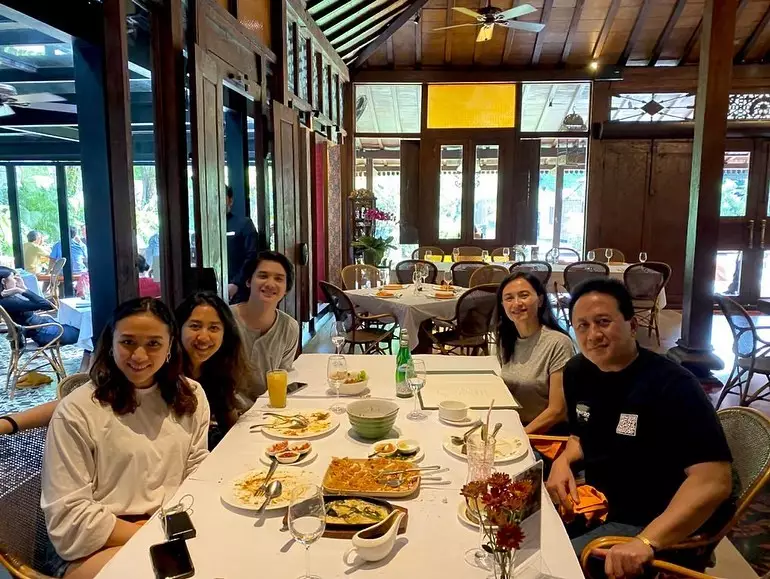 Baskara Mahendra dan mertua © Instagram