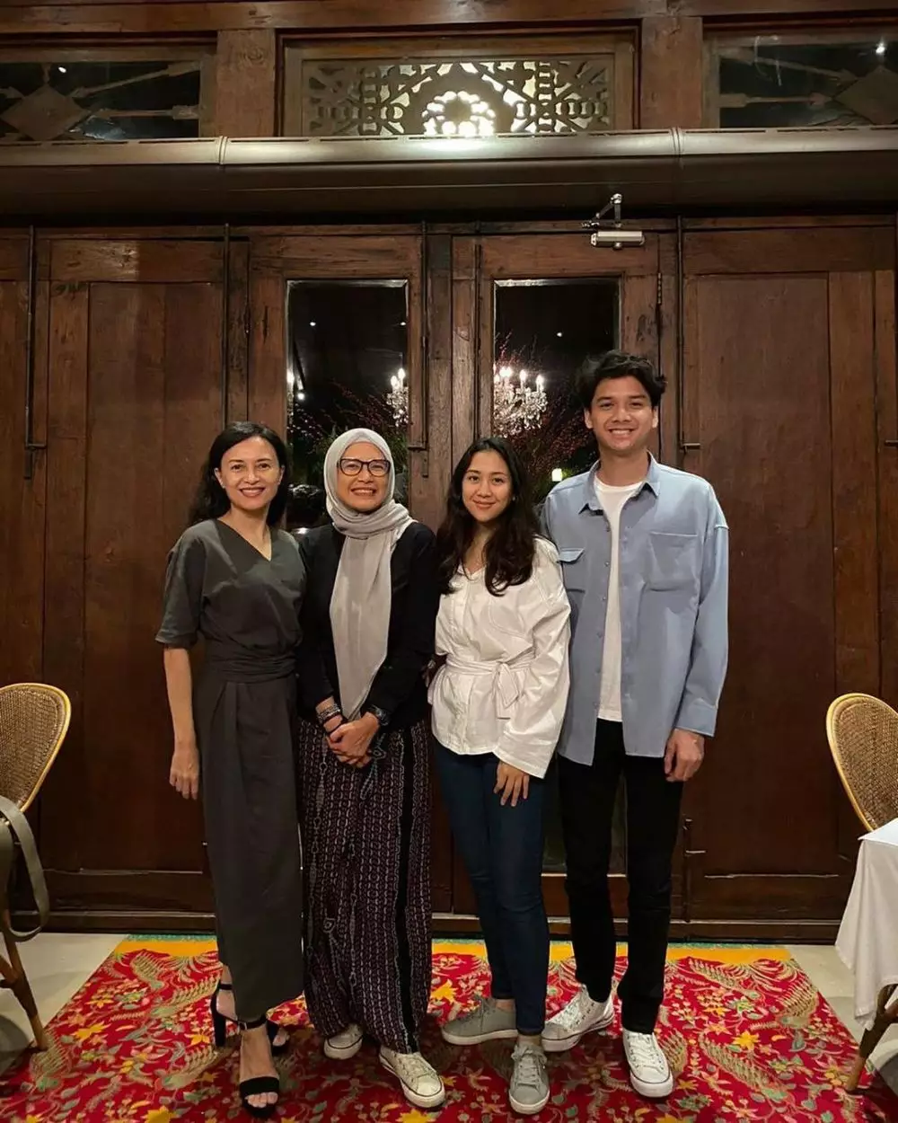 Baskara Mahendra dan mertua © Instagram