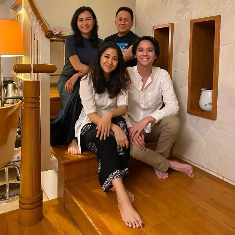 Baskara Mahendra dan mertua © Instagram