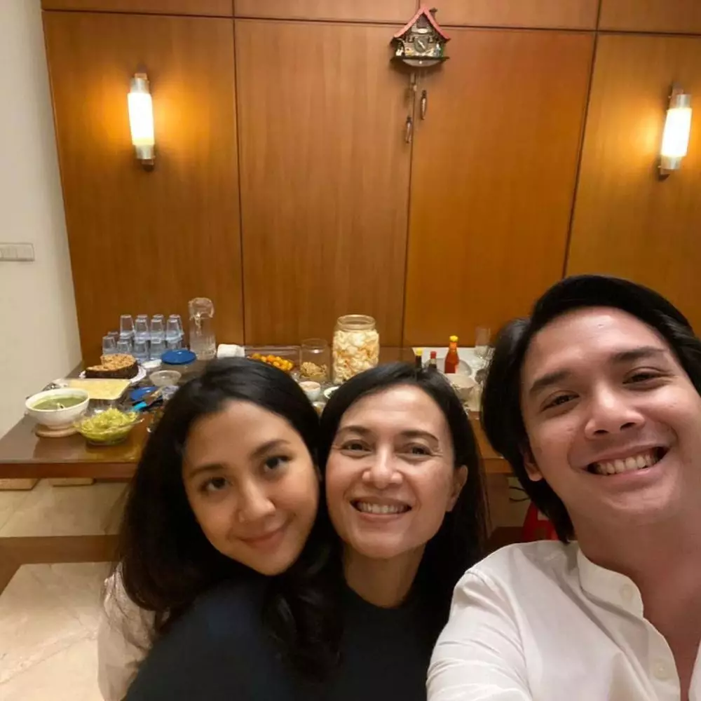 Baskara Mahendra dan mertua © Instagram