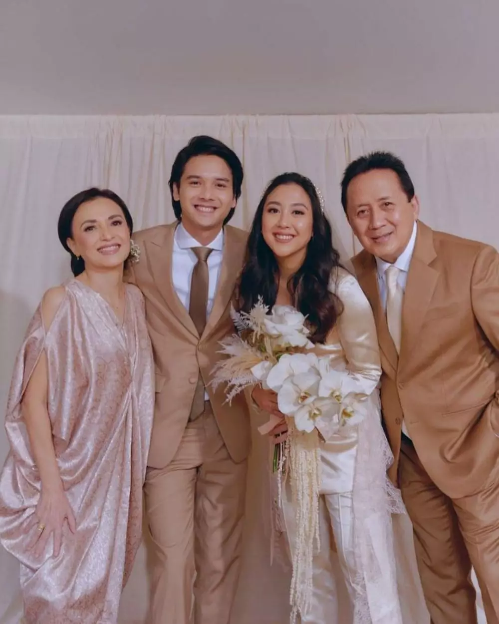 Baskara Mahendra dan mertua © Instagram