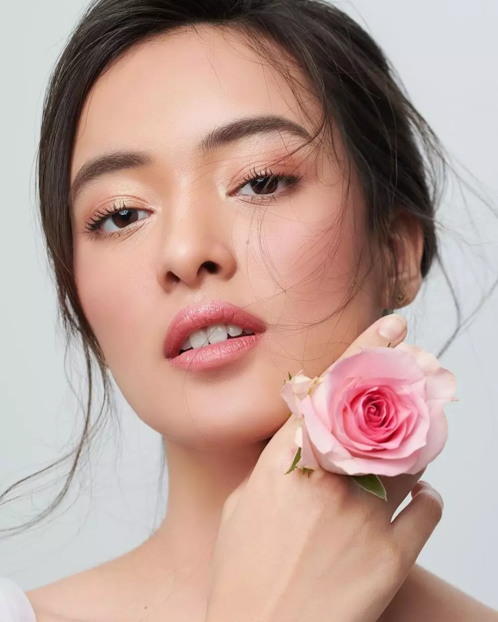 Gaya pemotretan Mawar Eva de Jongh © 2020 brilio.net Gaya pemotretan Mawar Eva de Jongh © 2020 brilio.net