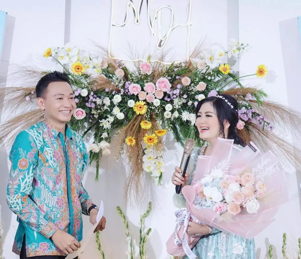 momen pertunangan adik Via Vallen © Instagram