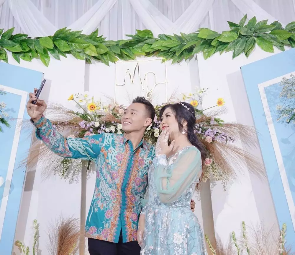 momen pertunangan adik Via Vallen © Instagram