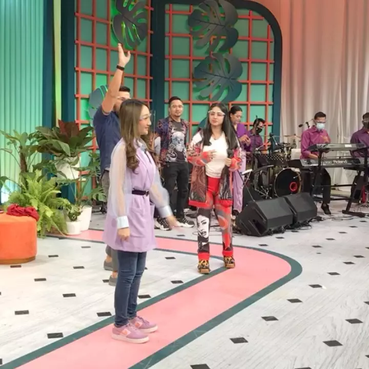 potret terbaru dewi perssik © Instagram