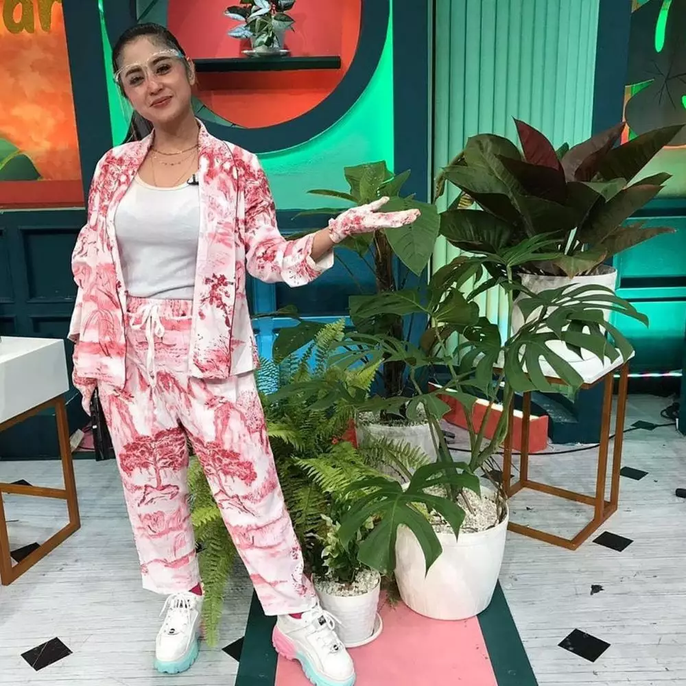 potret terbaru dewi perssik © Instagram