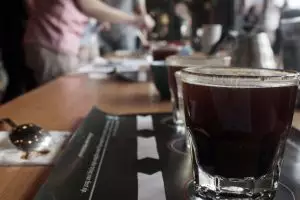 3 Tips menyeduh kopi jadi lebih nikmat beraroma, pakai air mineral deh