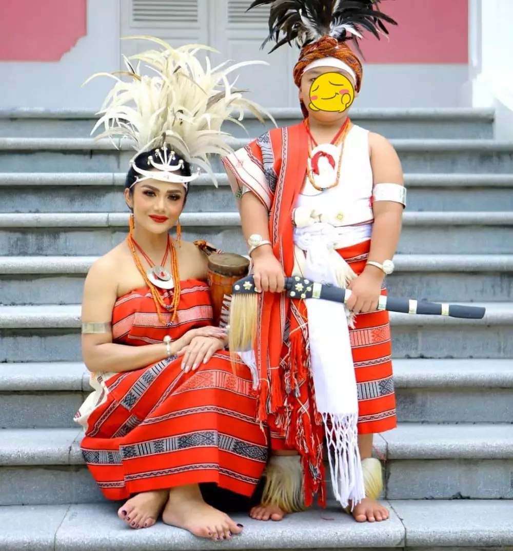pemotretan Krisdayanti busana Timor © Instagram
