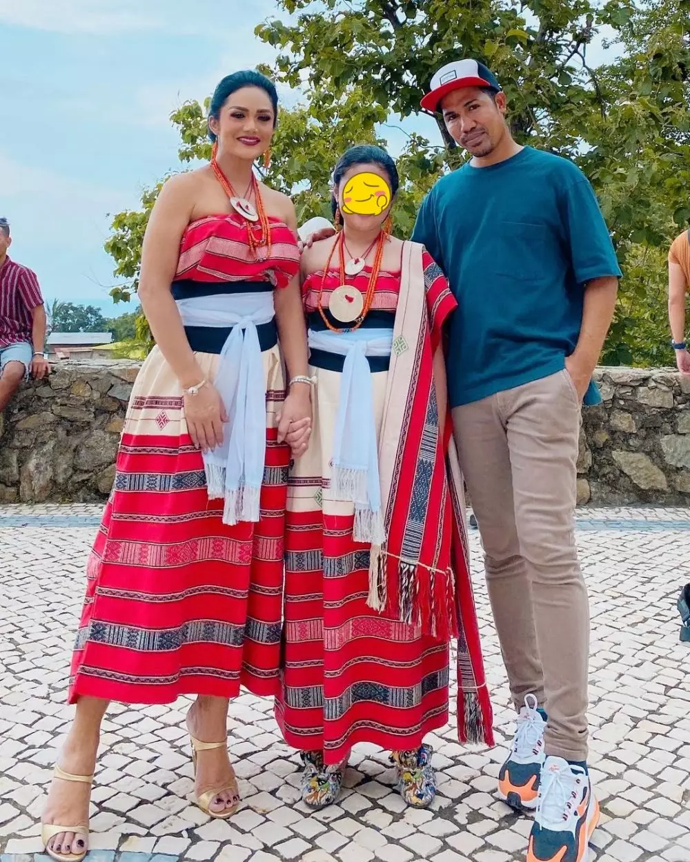 pemotretan Krisdayanti busana Timor © Instagram