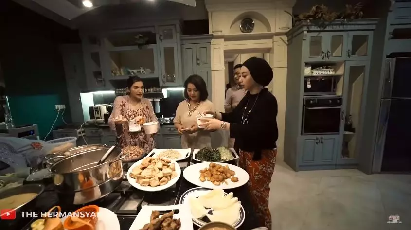 kedekatan keluarga Ashanty dengan the menzel © 2020 brilio.net