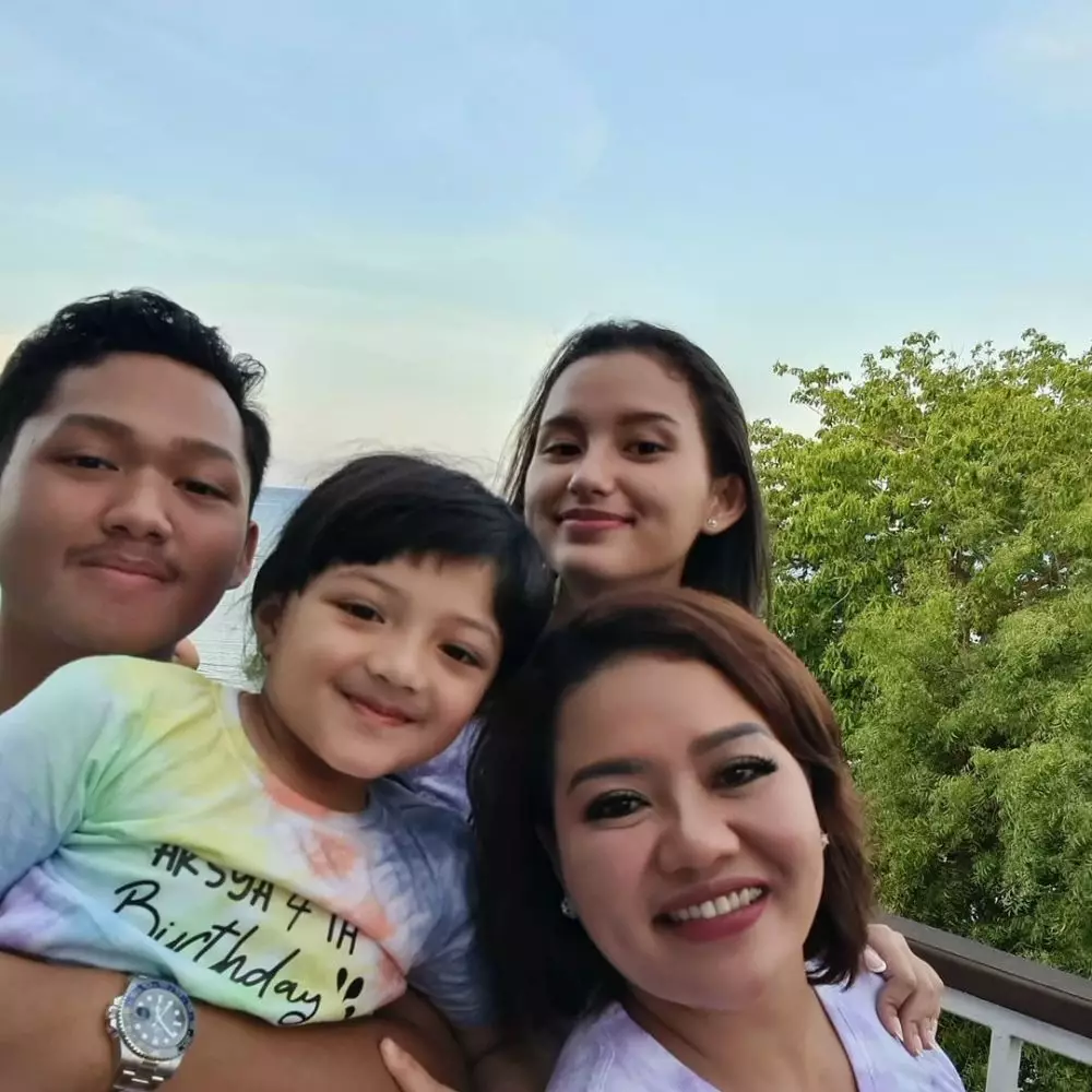 kedekatan keluarga Ashanty dengan the menzel © 2020 brilio.net