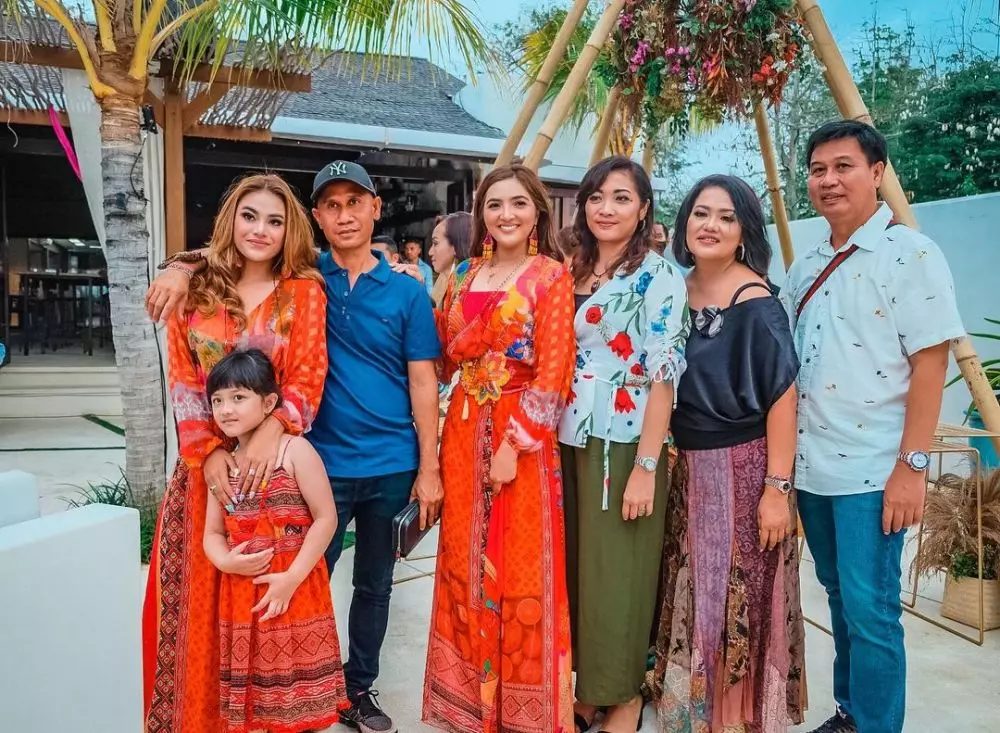 kedekatan keluarga Ashanty dengan the menzel © 2020 brilio.net