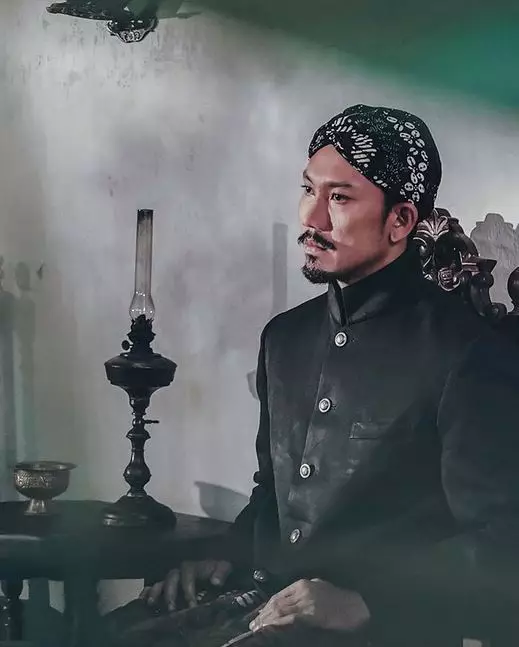 aktor baju adat Jawa © 2020 berbagai sumber