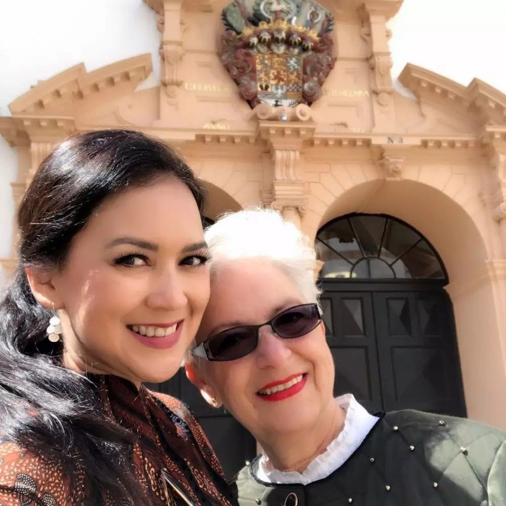 Potret Ira Wibowo dan mama bulenya © Instagram Potret Ira Wibowo dan mama bulenya © Instagram