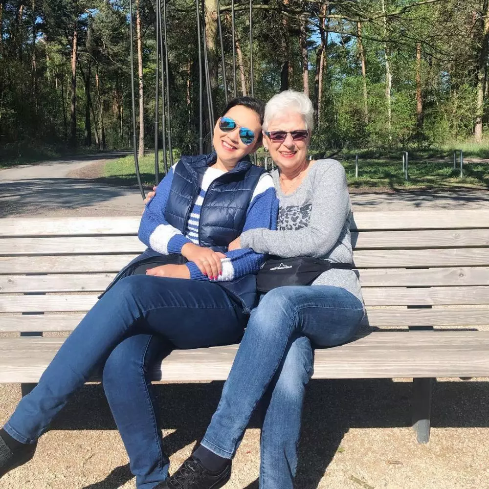 Potret Ira Wibowo dan mama bulenya © Instagram Potret Ira Wibowo dan mama bulenya © Instagram