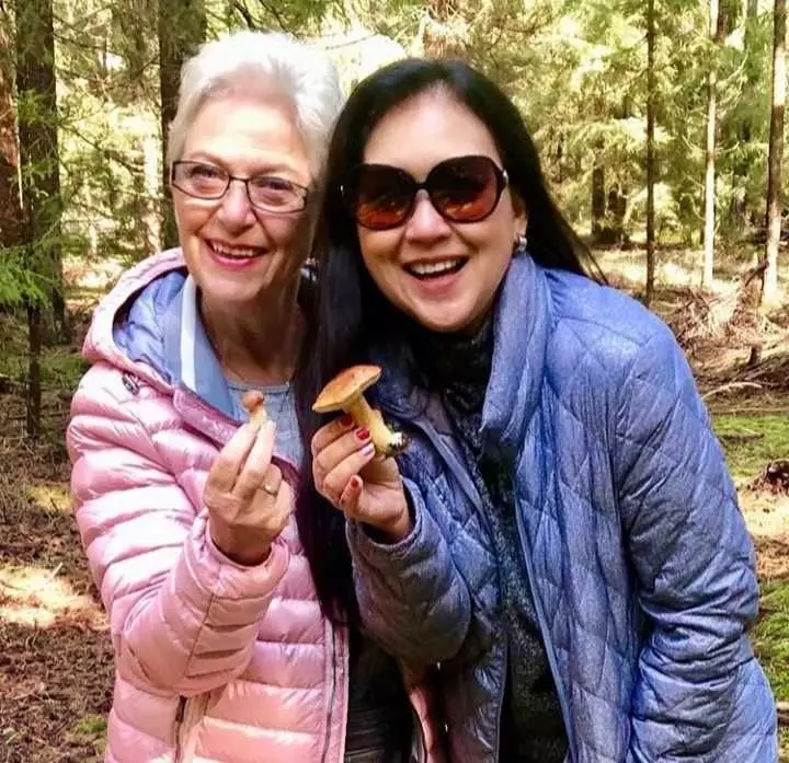 Potret Ira Wibowo dan mama bulenya © Instagram Potret Ira Wibowo dan mama bulenya © Instagram