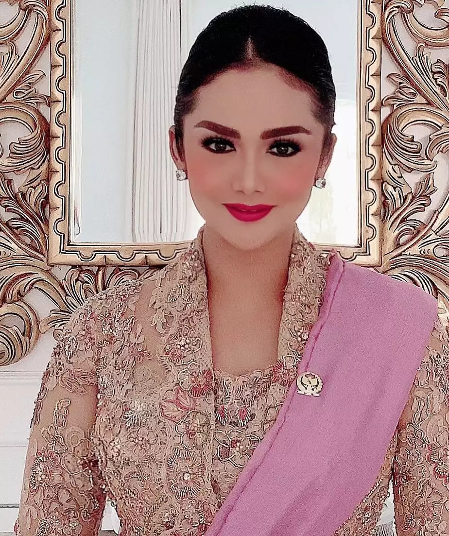 Potret Krisdayanti dalam balutan baju adat Instagram