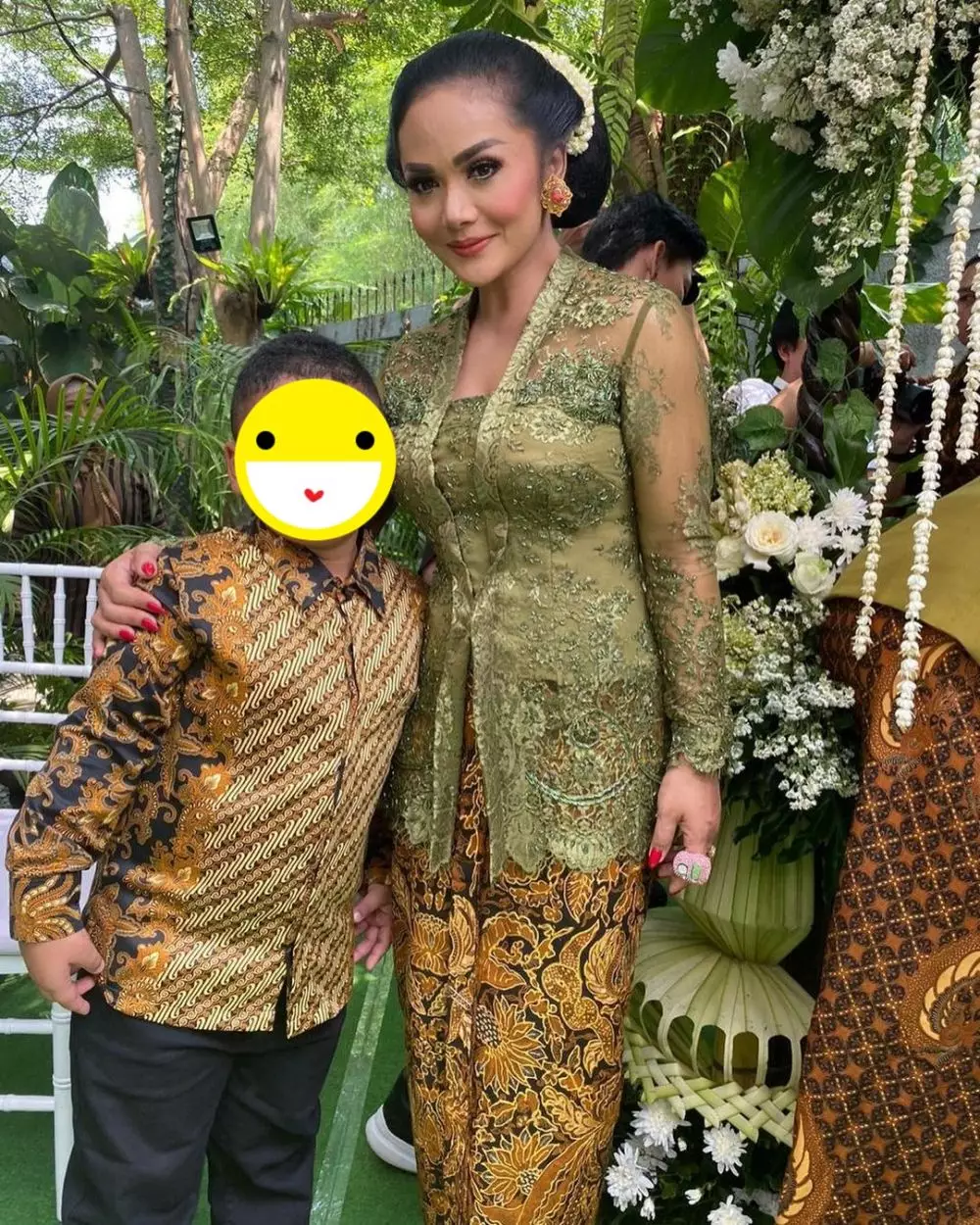 Potret Krisdayanti dalam balutan baju adat Instagram