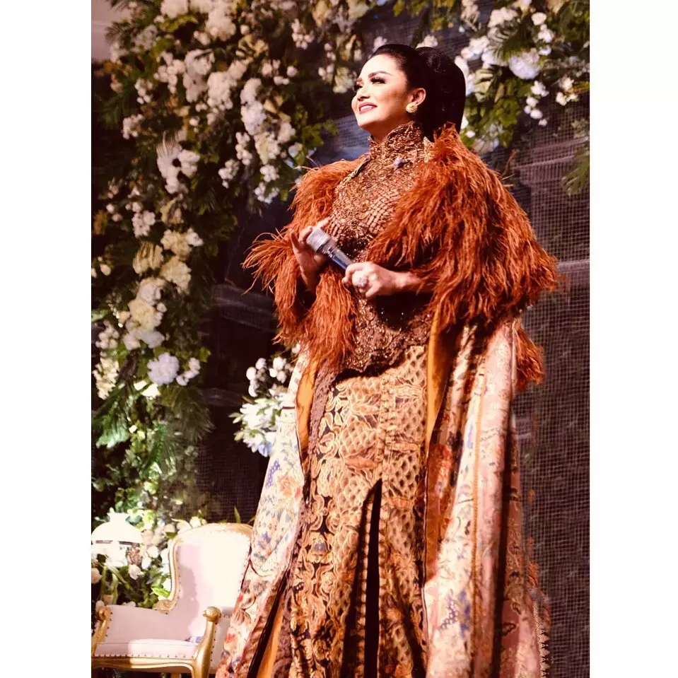 Potret Krisdayanti dalam balutan baju adat Instagram