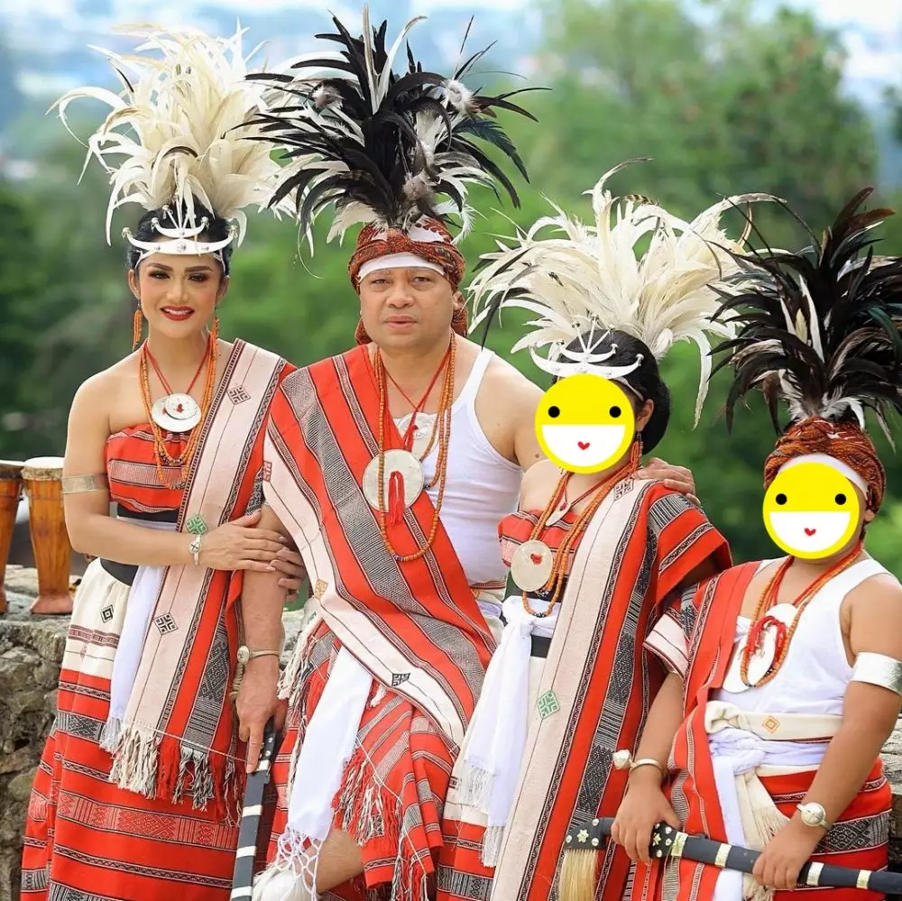 Potret Krisdayanti dalam balutan baju adat Instagram