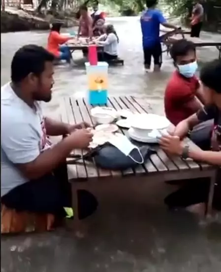 8 penampakan restoran di sungai © Twitter