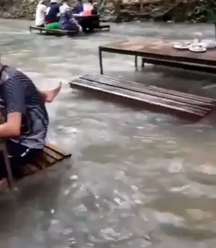 8 penampakan restoran di sungai © Twitter