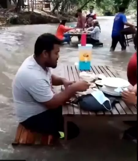 8 penampakan restoran di sungai © Twitter