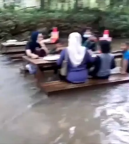 8 penampakan restoran di sungai © Twitter