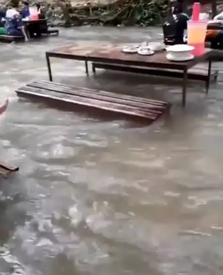 8 penampakan restoran di sungai © Twitter