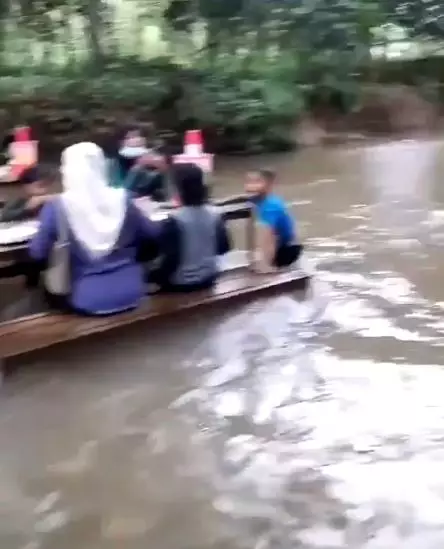 8 penampakan restoran di sungai © Twitter
