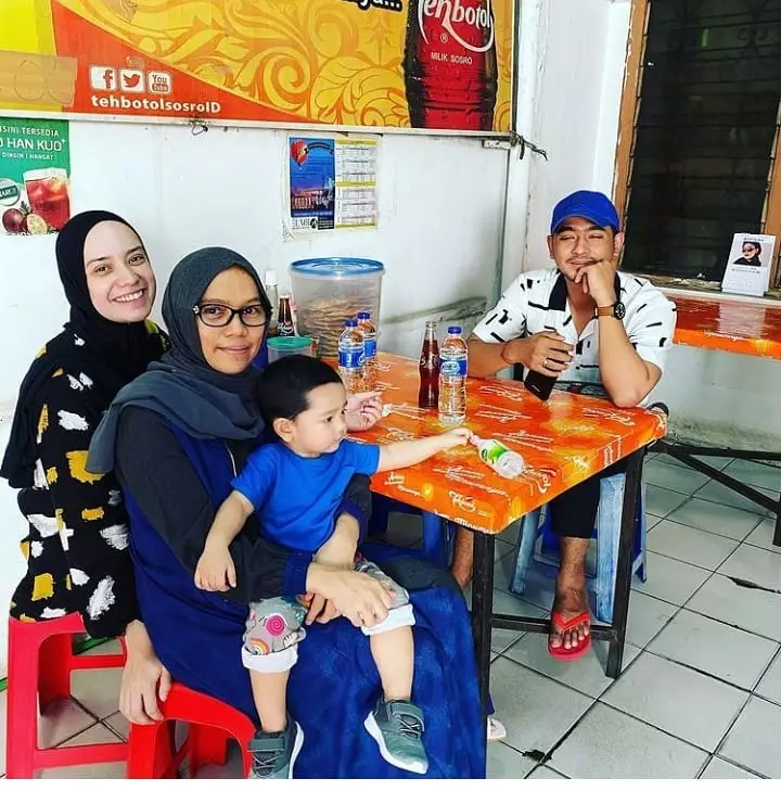 Arya Saloka & Putri Anne di warung bakmi © 2021 brilio.net