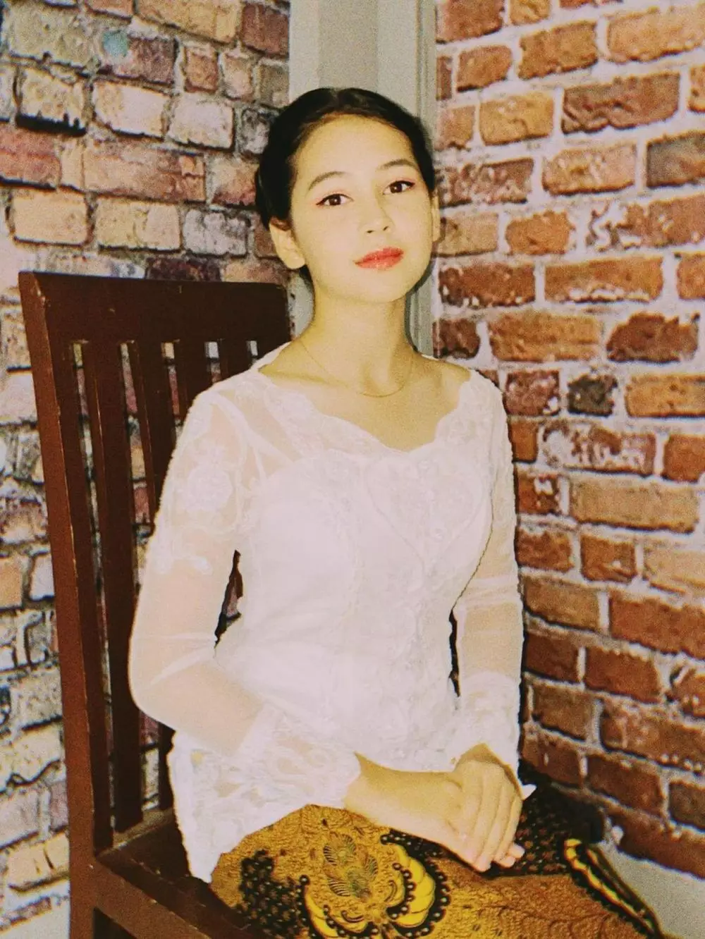 pemain dari jendela smp pakai kebaya © Instagram