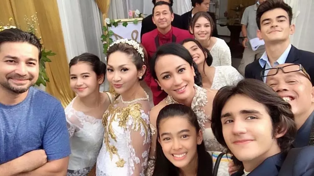 pemain dari jendela smp pakai kebaya © Instagram