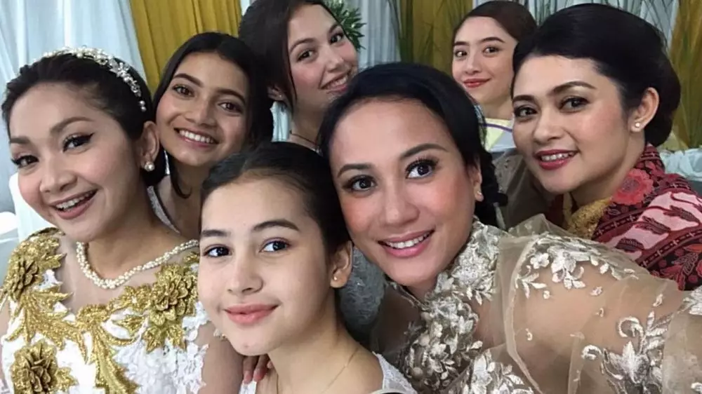pemain dari jendela smp pakai kebaya © Instagram