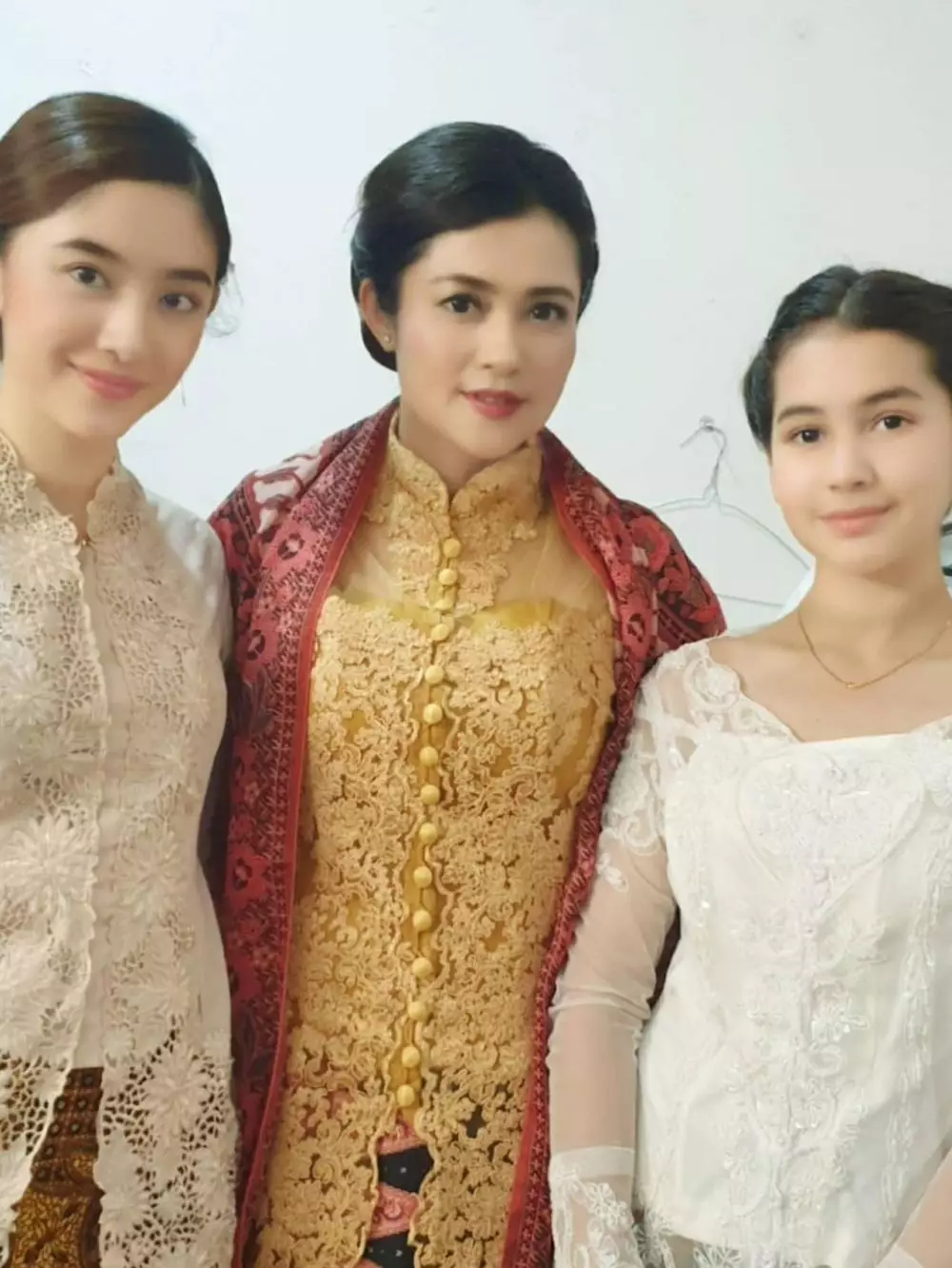 pemain dari jendela smp pakai kebaya © Instagram
