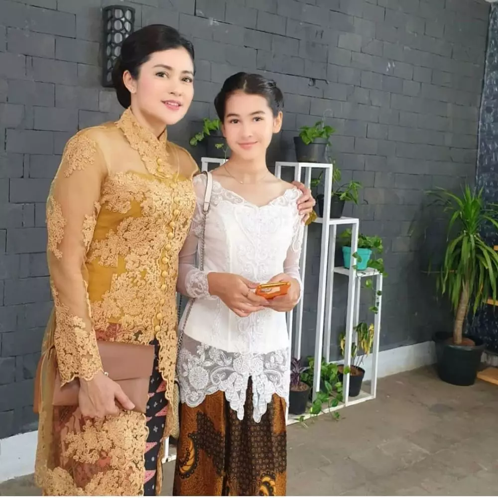pemain dari jendela smp pakai kebaya © Instagram