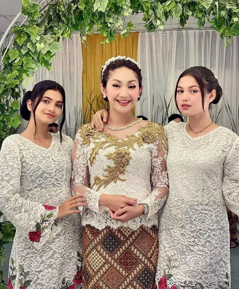 pemain dari jendela smp pakai kebaya © Instagram