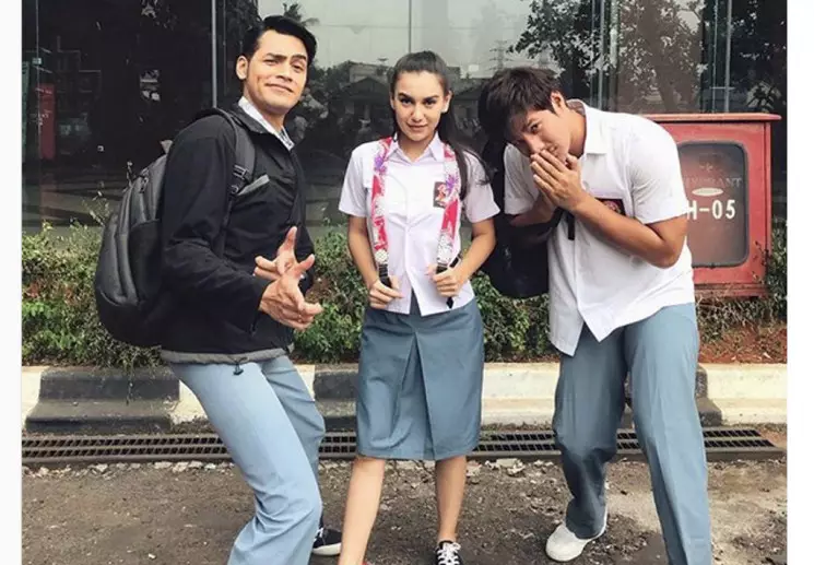 seleb blasteran pakai baju SMA © 2021 brilio.net