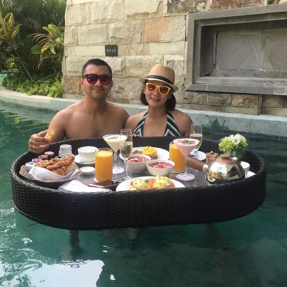 seleb di kolam renang bareng pasangan © 2021 brilio.net seleb di kolam renang bareng pasangan © 2021 brilio.net