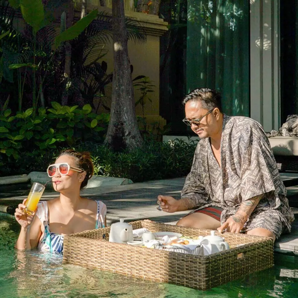 seleb di kolam renang bareng pasangan © 2021 brilio.net seleb di kolam renang bareng pasangan © 2021 brilio.net