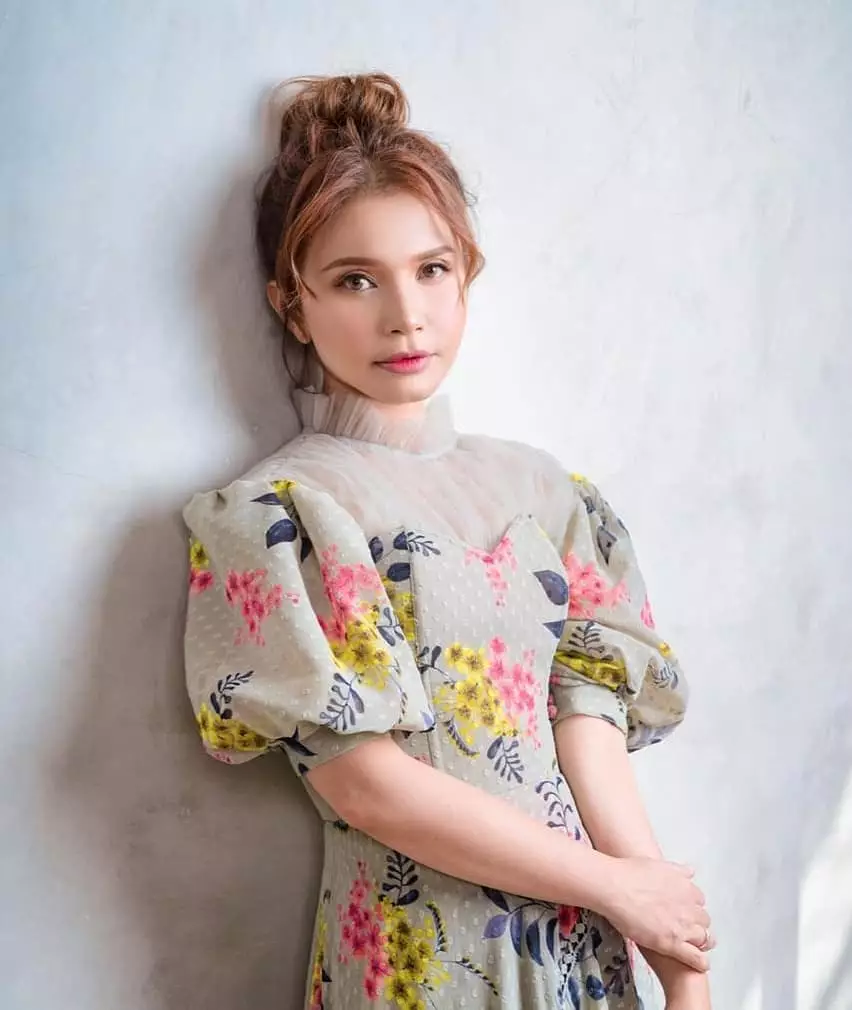 rossa dengan riasan korea © Instagram